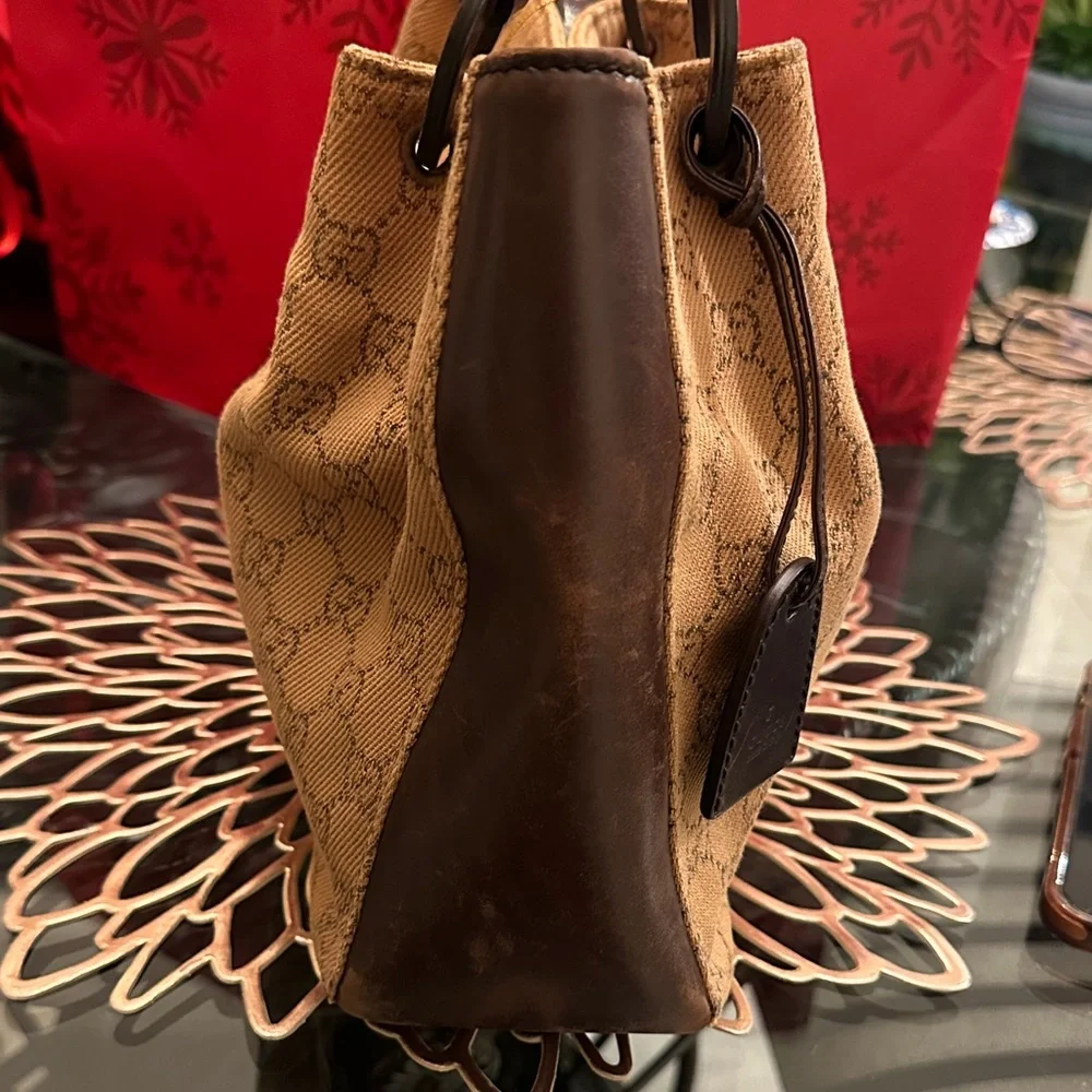 Gucci Signature Tan and Brown Messenger Bag - Picture 10 of 15